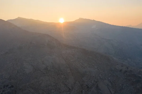 Der Sonnenaufgang Begrüßt Die Hohen Gipfel Der Sierra Nevada Die — Stockfoto