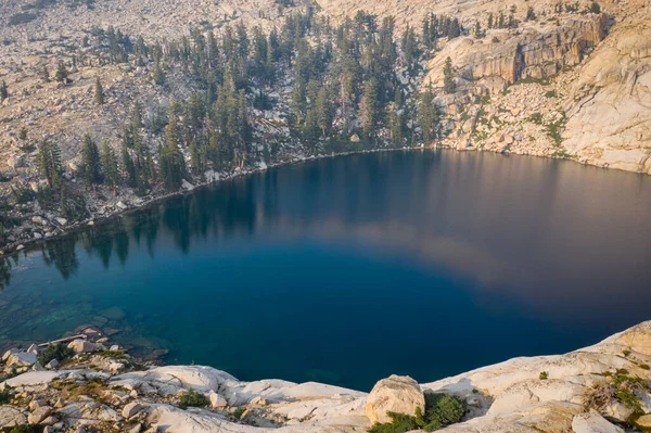 Uprostřed Divočiny Pohoří Sierra Nevada Nachází Malebné Jezero Sierra Nevadas — Stock fotografie