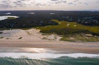 Atlantik Okyanusu 'nun soğuk suları Cape Cod, Massachusetts' in kumlu sahillerine vurur. Bu manzaralı yarımada New England 'da popüler bir yaz tatili merkezidir..