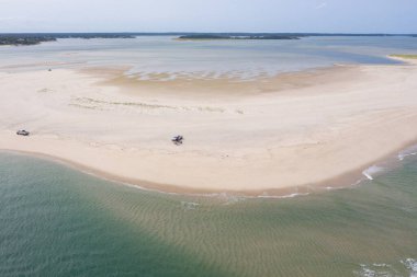 Atlantik Okyanusu 'nun soğuk suları Cape Cod, Massachusetts' in kumlu sahillerine vurur. Bu manzaralı yarımada New England 'da popüler bir yaz tatili merkezidir..