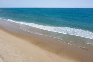 Atlantik Okyanusu, Cape Cod, Massachusetts 'te manzaralı, kumlu bir plaja vurur. Bu güzel yarımada New England 'da popüler bir yaz tatili merkezidir..