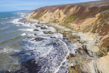 Pasifik Okyanusu, Kuzey Kaliforniya 'nın engebeli ve manzaralı kıyılarına çarpar. San Francisco 'nun kuzeyindeki bu bölge Oregon' a kadar uzanan inanılmaz kıyı manzaralarıyla bilinir..