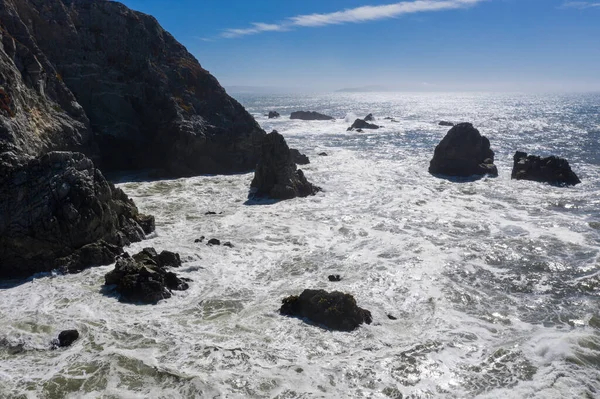 太平洋与北加州崎岖而美丽的海岸相撞 位于旧金山北部的这一地区以其绵延至俄勒冈州的令人惊奇的海岸景观而闻名 — 图库照片