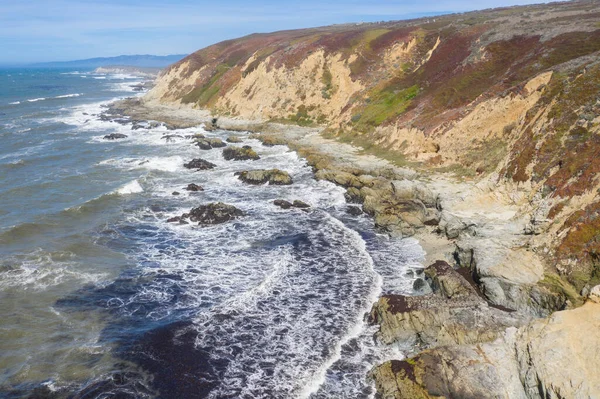 太平洋は 北カリフォルニアの荒々しく風光明媚な海岸に対して衝突します サンフランシスコの北に位置するこの地域は オレゴン州まで続く素晴らしい海岸線の風景で知られています — ストック写真