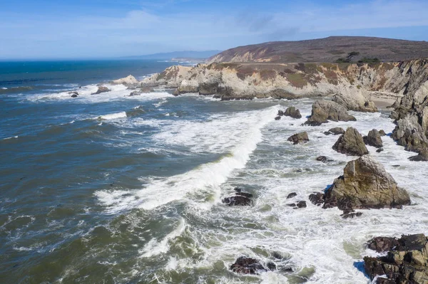 太平洋は 北カリフォルニアの荒々しく風光明媚な海岸に対して衝突します サンフランシスコの北に位置するこの地域は オレゴン州まで続く素晴らしい海岸線の風景で知られています — ストック写真