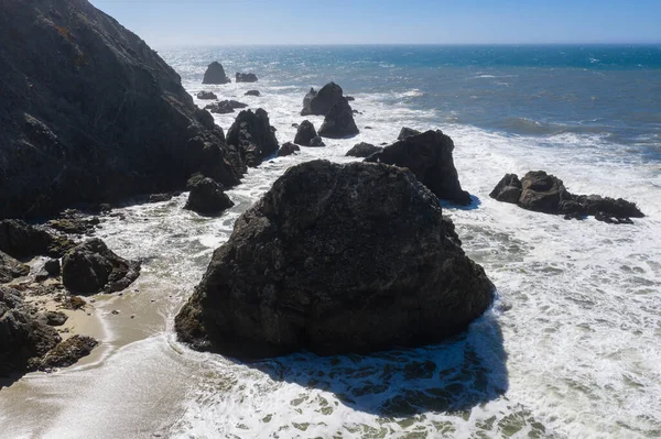 太平洋は 北カリフォルニアの荒々しく風光明媚な海岸に対して衝突します サンフランシスコの北に位置するこの地域は オレゴン州まで続く素晴らしい海岸線の風景で知られています — ストック写真