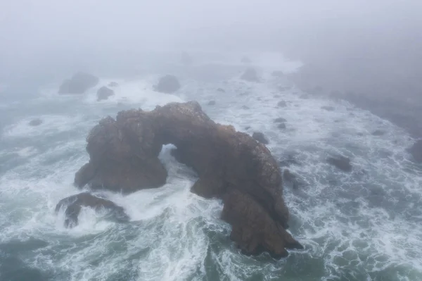 Csendes Óceán Észak Kaliforniai Ködös Tengerpartja Mentén Tengeri Halományokkal Ütközik — Stock Fotó