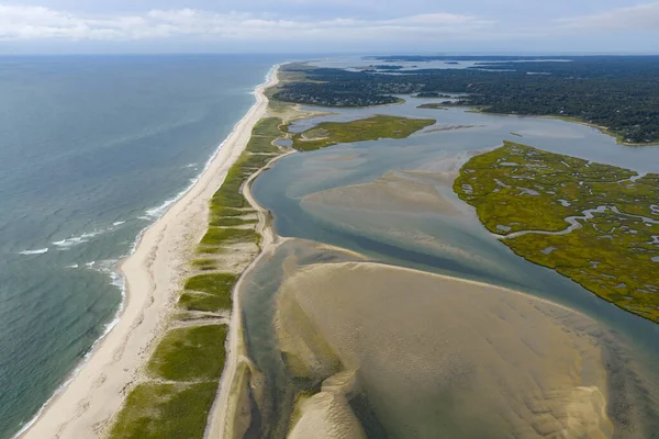 Atlantik Okyanusu, Orléans, Cape Cod, Massachusetts 'teki manzaralı Nauset Sahili' ne karşı kıyıya vurur. Bu estetik halk plajı yaz aylarında tatil yapan insanlar için popüler bir yerdir.. 