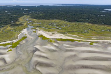 Sular çekildiğinde kuşbakışı bakıldığında Brewster 'daki Namskaket Marsh Cape Cod Körfezi' ne akar. Bu doğal karbon lavaboları vahşi yaşam için korunaklı bakım evleridir ve fırtınalara karşı tampon görevi görürler..