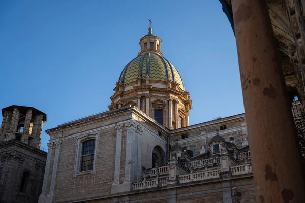 Resim İtalya, Sicilya, Palermo 'daki San Giuseppe dei Teatini Bazilikası' nın kubbesini gösteriyor. Kilisenin kubbesi renkli seramik fayanslarla süslenmiş. Resimde metin için boşluk var.