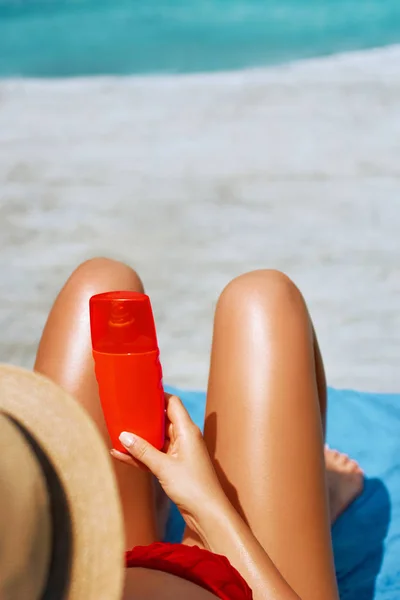 Жінка Тримає Пляшки Сонцезахисного Крему Руках Догляд Шкірою Сонцезахисний Сонцезахисний — стокове фото