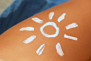 Tatlı kadın bacak güneş şeklinde. Güneş koruma güneş krem düzgün tabaklanmış bacaklarını. Güneş kremi. Cilt Bakımı. 