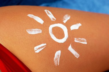 Güneş Plajı'nda bir bacak üzerinde çizilmiş güneşin 