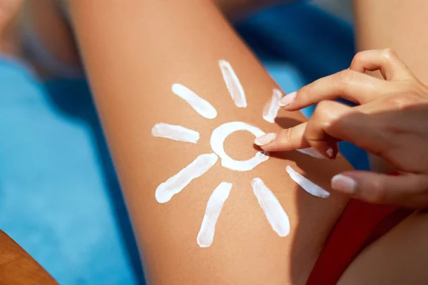 Nahaufnahme Weibliches Bein Mit Sonnenform Sonnenschutz Sonnencreme Auf Ihren Glatten — Stockfoto