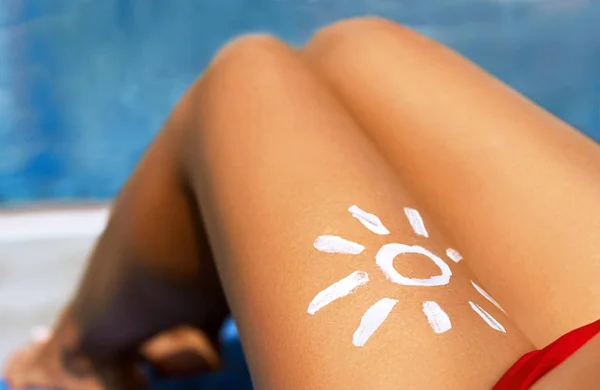 Gyönyörű Bikini Rajzolt Nap Egy Láb Portréja Sunscream — Stock Fotó