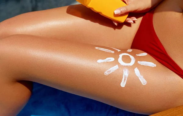 Молода Жінка Формою Сонця Нозі Тримає Пляшку Сонячного Крему Пляжі — стокове фото