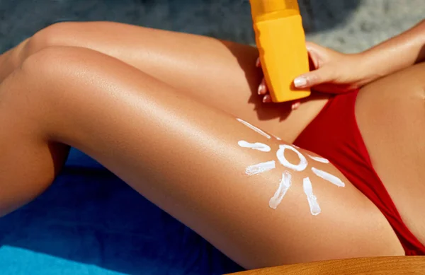 Woman Sunbathing Beach Close View Legs Lotion Sun Shape — Stock Photo, Image