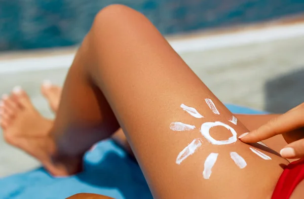 Pierna Femenina Primer Plano Con Forma Sol Protección Solar Crema — Foto de Stock