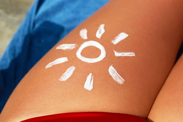 Sonnencreme Sonnencreme Sonnencreme Sonnencreme Auf Gebräunter Haut Nahaufnahme Female Body — Stockfoto