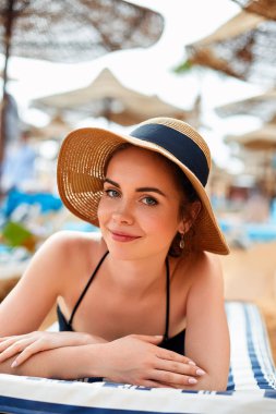 kadın bikini ve güneş şapkalı rahatlatıcı sunny Beach. uzak tropikal plajları ve ülkeler. seyahat kavramı