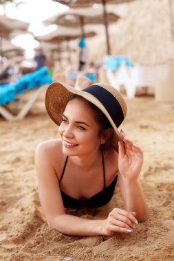 kadın bikini ve güneş şapkalı rahatlatıcı sunny Beach. uzak tropikal plajları ve ülkeler. seyahat kavramı