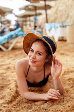 kadın bikini ve güneş şapkalı rahatlatıcı sunny Beach. uzak tropikal plajları ve ülkeler. seyahat kavramı