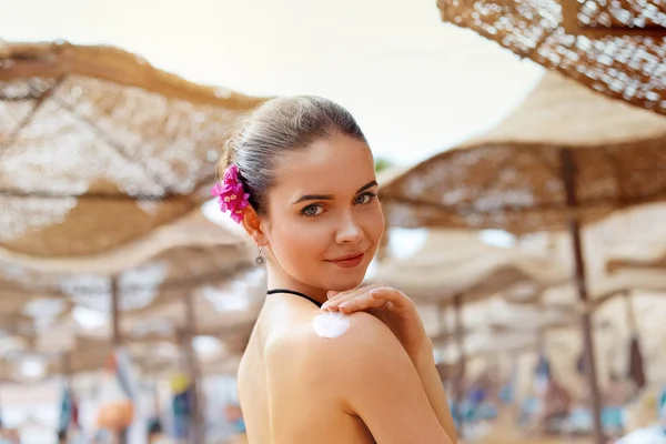 Schöne Junge Frau Bikini Schmiert Schutzcreme Auf Die Haut Strand — Stockfoto