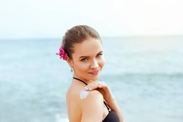 Woman Applying Sunscreen Creme Tanned Shoulder Skincare Sun Protection Girl — Stock Photo, Image