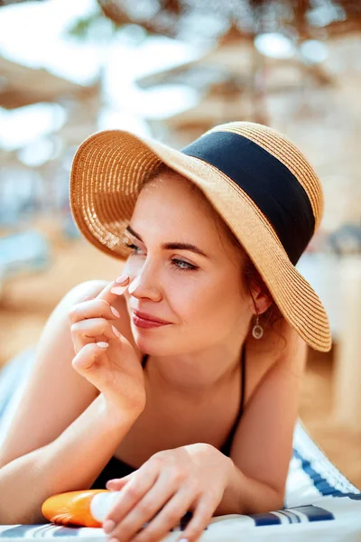 Mooie Gelukkig Leuke Vrouw Zonnebrand Crème Haar Neus Met Beach — Stockfoto