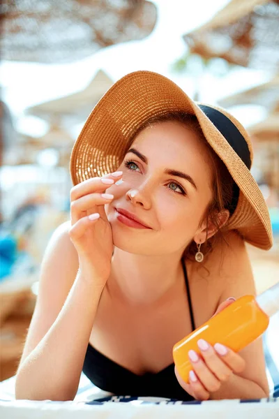 Opalenizna Balsam Kobiety Stosowania Ochrony Przeciwsłonecznej Cream Solar Pielęgnacja Skóry — Zdjęcie stockowe