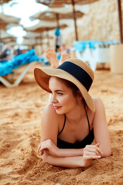 Bikini Kobieta Model Relaksu Opalając Się Plaży Paradise Podrăłĺźe Dziewczyna — Zdjęcie stockowe