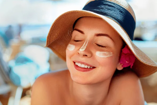 Cura Del Viso Femmina Applicando Crema Solare Sorridente Bellezza Ritratto — Foto Stock