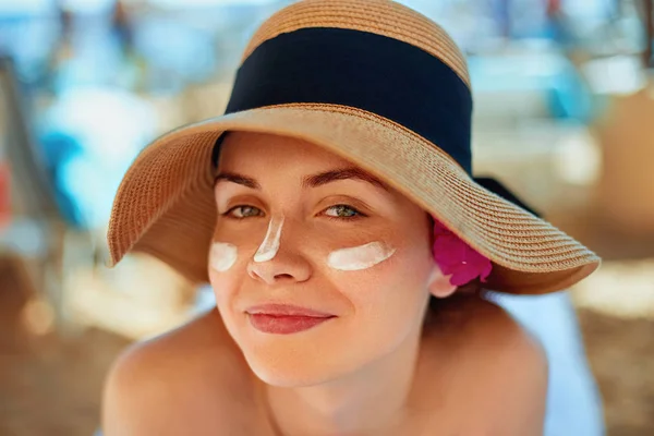 Frau Lächelt Sonnencreme Auf Gesicht Auftragen Hautpflege Körpersonnenschutz Sonnencreme Frau — Stockfoto
