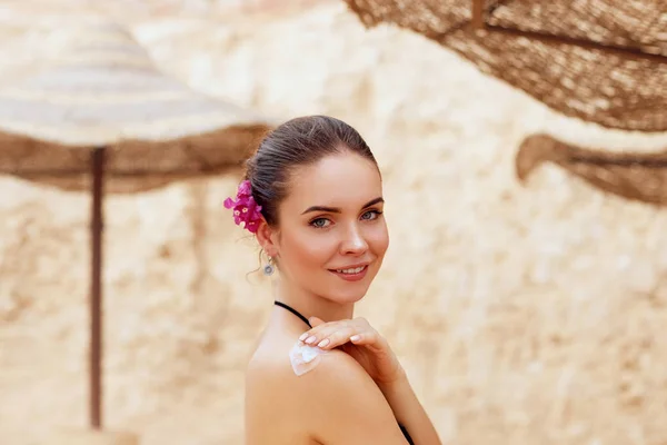 Woman Applying Sunscreen Creme Tanned Shoulder Skincare Sun Protection Girl — Stock Photo, Image