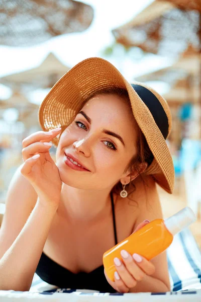 Женщина Солнцезащитным Кремом Применяет Солнцезащитный Крем Skincare — стоковое фото