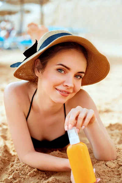 Seksowna Młoda Kobieta Bikini Trzymając Butelki Ochrony Przeciwsłonecznej Jej Ręce — Zdjęcie stockowe