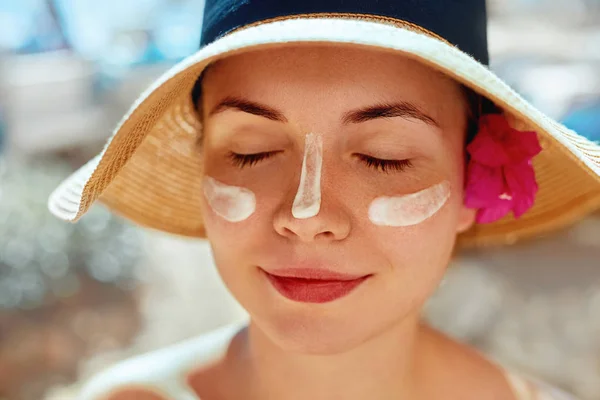 Cuidado Facial Female Applying Sun Cream Smiling Beauty Face Retrato —  Fotos de Stock