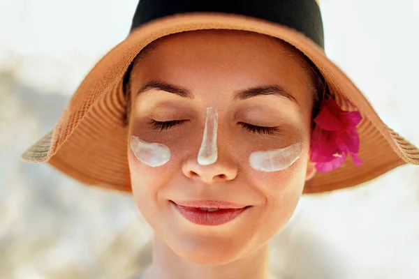 Sonrisa Femenina Aplicando Crema Solar Cara Cuidado Piel Protección Corporal —  Fotos de Stock