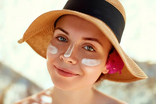 Sonrisa Femenina Aplicando Crema Solar Cara Cuidado Piel Protección Corporal —  Fotos de Stock