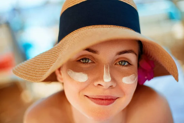 Woman Smile Applying Sun Cream Face Skincare Body Sun Protection — Stock Photo, Image