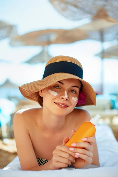 Cura Della Pelle Concetto Bellezza Giovane Bella Donna Che Tiene — Foto Stock