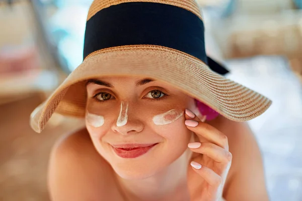 Mujer Joven Con Crema Solar Cara Sosteniendo Botella Protector Solar —  Fotos de Stock