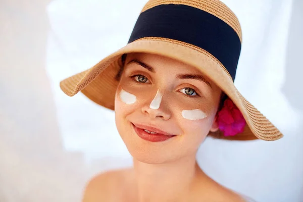 Sonrisa Femenina Aplicando Crema Solar Cara Cuidado Piel Protección Corporal —  Fotos de Stock