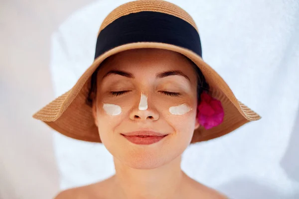 Sonrisa Femenina Aplicando Crema Solar Cara Cuidado Piel Protección Corporal —  Fotos de Stock