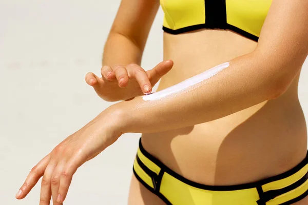 Primer Plano Mano Femenina Aplicando Crema Protector Solar Mano Playa — Foto de Stock