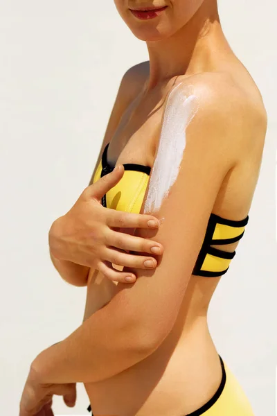 Mujer Aplicar Crema Hombro Bronceado Suave Mujer Sin Pantalla — Foto de Stock