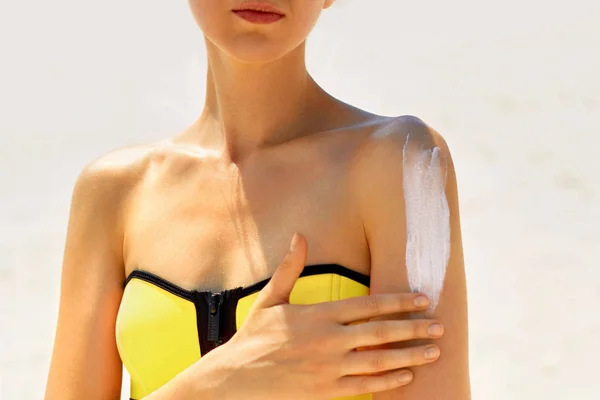 Primer Plano Mujer Aplicando Crema Protector Solar Mano Cuidado Piel — Foto de Stock