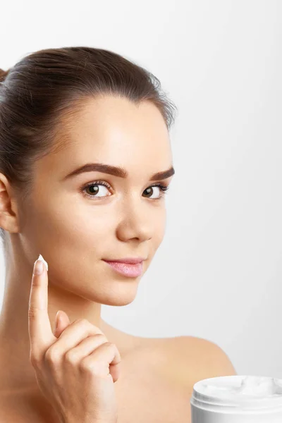 Cuidado Piel Belleza Hermosa Mujer Feliz Aplicando Crema Cosmética Cara — Foto de Stock