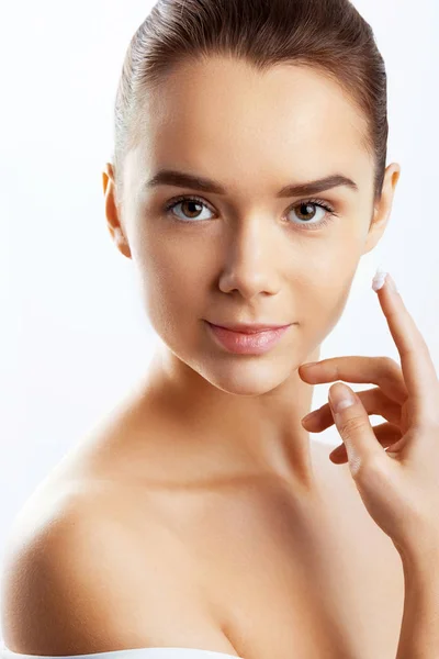 Cuidado Piel Belleza Hermosa Mujer Feliz Aplicando Crema Cosmética Cara — Foto de Stock
