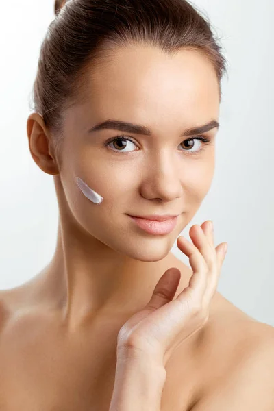 Beauty Skin Care Beautiful Happy Woman Applying Cosmetic Cream Clean — Stock Photo, Image